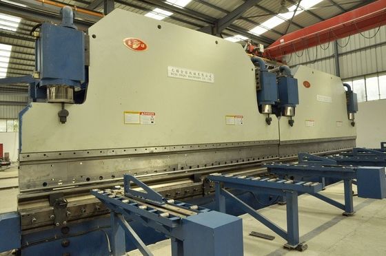 دستگاه خم کردن صفحه هیدرولیک CNC با اتصال دوگانه برای خط تولید قطب نور