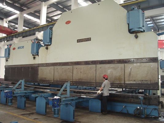 دستگاه خم کردن صفحه هیدرولیک CNC با اتصال دوگانه برای خط تولید قطب نور